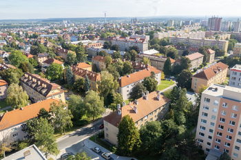 Pohled  na dům v ulici Na Magistrále - Pronájem bytu 2+1 v osobním vlastnictví 54 m², Kolín