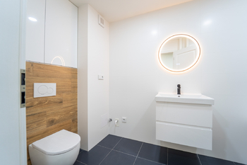 Koupelna s vanou a WC - Pronájem bytu 2+1 v osobním vlastnictví 54 m², Kolín