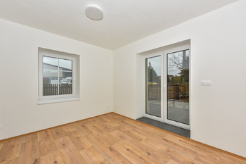 Obývací pokoj se vstupem na terasu - Pronájem domu 130 m², Zruč-Senec