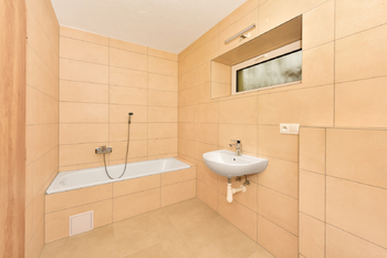Koupelna v přízemí - Pronájem domu 130 m², Zruč-Senec
