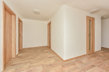 Chodba v patře - Pronájem domu 130 m², Zruč-Senec