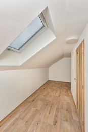 Chodba v patře - Pronájem domu 130 m², Zruč-Senec