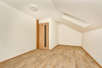 Pokoj č. 4 v patře - Pronájem domu 130 m², Zruč-Senec