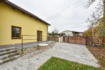 Terasa a parkovací místo - Pronájem domu 130 m², Zruč-Senec