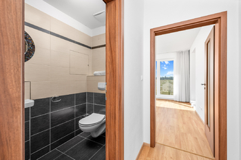 samostatné wc - Pronájem bytu 3+kk v osobním vlastnictví 82 m², České Budějovice