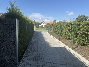 výjezd zezadní části zahrady - Prodej domu 135 m², Ostrava