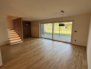 část obývacího pokoje se vstupem na terasu - Prodej domu 135 m², Ostrava