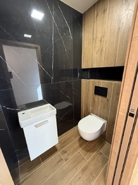 Koupelna v 1.NP - Prodej domu 135 m², Ostrava