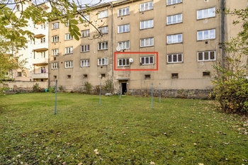Pohled z vnitrobloku - Prodej bytu 2+1 v osobním vlastnictví 53 m², Děčín