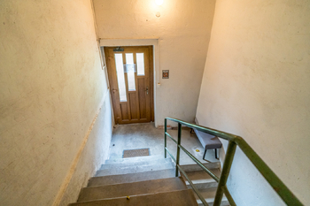 Vstup do vnitrobloku - Prodej bytu 2+1 v osobním vlastnictví 53 m², Děčín