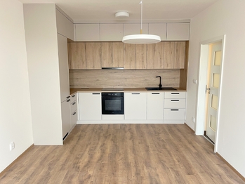 Obývací pokoj s vybavenou kuchyňskou linkou - Pronájem bytu 3+kk v osobním vlastnictví 81 m², Brandýs nad Labem-Stará Boleslav