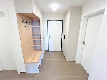 Vstupní hala se šatní skříní - Pronájem bytu 3+kk v osobním vlastnictví 81 m², Brandýs nad Labem-Stará Boleslav
