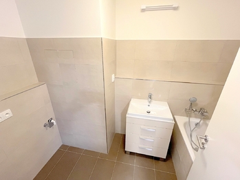 Koupelna s vanou  - Pronájem bytu 3+kk v osobním vlastnictví 81 m², Brandýs nad Labem-Stará Boleslav