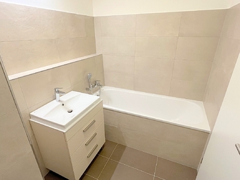 Koupelna s vanou  - Pronájem bytu 3+kk v osobním vlastnictví 81 m², Brandýs nad Labem-Stará Boleslav