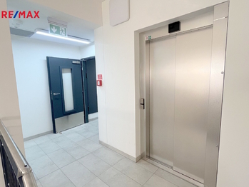 Chodba s výtahem - Pronájem bytu 3+kk v osobním vlastnictví 81 m², Brandýs nad Labem-Stará Boleslav