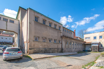Zadní pohled - Prodej výrobních prostor 1817 m², Úpice