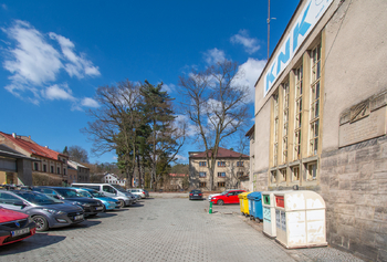 Pohled z parkoviště - Prodej výrobních prostor 1817 m², Úpice
