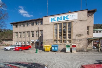 Pohled z parkoviště - Prodej výrobních prostor 1817 m², Úpice