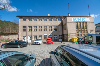 Pohled z parkoviště - Prodej výrobních prostor 1817 m², Úpice