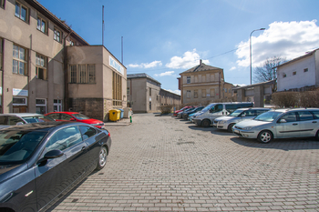 Parkoviště - Prodej výrobních prostor 1817 m², Úpice