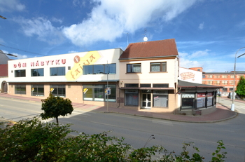 Dům nábytku, v pozadí sklady - Prodej obchodních prostor 2665 m², Lišov