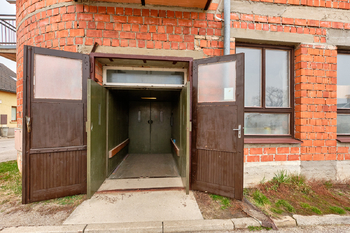 sklady - výtah - Prodej obchodních prostor 2665 m², Lišov