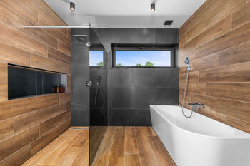 koupelna s vanou a sprchou - Prodej domu 160 m², Mladošovice