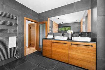 koupelna s vanou a sprchou - Prodej domu 160 m², Mladošovice