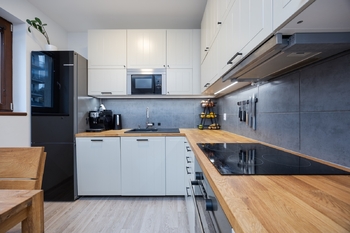 Moderní kuchyňská linka se spotřebiči - Pronájem bytu 2+kk v osobním vlastnictví 60 m², Praha 9 - Hrdlořezy