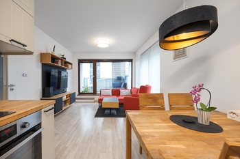 Obývací pokoj s výstupem na balkon - Pronájem bytu 2+kk v osobním vlastnictví 60 m², Praha 9 - Hrdlořezy