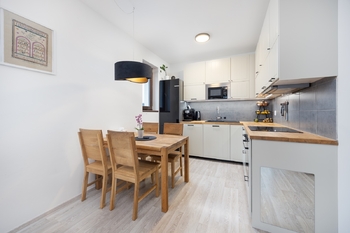 Moderní kuchyň s jídelním stolem - Pronájem bytu 2+kk v osobním vlastnictví 60 m², Praha 9 - Hrdlořezy 