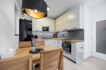 Moderní kuchyň s jídelním stolem - Pronájem bytu 2+kk v osobním vlastnictví 60 m², Praha 9 - Hrdlořezy