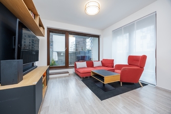 Obývací pokoj s výstupem na balkon - Pronájem bytu 2+kk v osobním vlastnictví 60 m², Praha 9 - Hrdlořezy