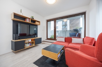 Obývací pokoj s výstupem na balkon - Pronájem bytu 2+kk v osobním vlastnictví 60 m², Praha 9 - Hrdlořezy