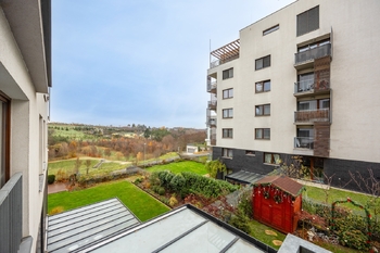 Výhled z balkonu do zeleně - Pronájem bytu 2+kk v osobním vlastnictví 60 m², Praha 9 - Hrdlořezy