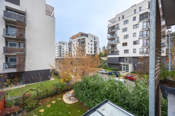 Výhled z balkonu do ulice - Pronájem bytu 2+kk v osobním vlastnictví 60 m², Praha 9 - Hrdlořezy