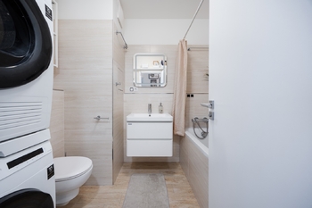 Koupelna s toaletou a vanou - Pronájem bytu 2+kk v osobním vlastnictví 60 m², Praha 9 - Hrdlořezy