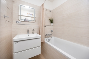 Koupelna s vanou - Pronájem bytu 2+kk v osobním vlastnictví 60 m², Praha 9 - Hrdlořezy