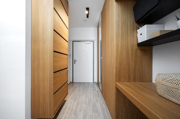 Vestavěné skříně a police - Pronájem bytu 2+kk v osobním vlastnictví 60 m², Praha 9 - Hrdlořezy