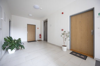 Vstup dp bytu (dveře vpravo) - Pronájem bytu 2+kk v osobním vlastnictví 60 m², Praha 9 - Hrdlořezy