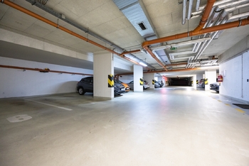 K bytu patří parkovací stání - Pronájem bytu 2+kk v osobním vlastnictví 60 m², Praha 9 - Hrdlořezy