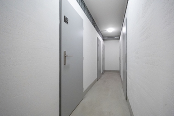 K bytu náleží sklep - Pronájem bytu 2+kk v osobním vlastnictví 60 m², Praha 9 - Hrdlořezy