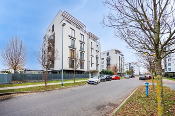 Pohled na dům - Pronájem bytu 2+kk v osobním vlastnictví 60 m², Praha 9 - Hrdlořezy