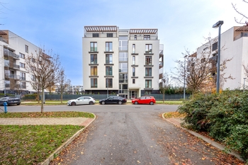 Pohled na dům - Pronájem bytu 2+kk v osobním vlastnictví 60 m², Praha 9 - Hrdlořezy