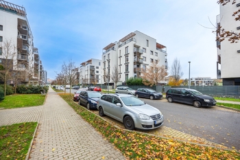 Pohled na dům - Pronájem bytu 2+kk v osobním vlastnictví 60 m², Praha 9 - Hrdlořezy