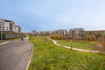 V okolí jsou parky a hřiště - Pronájem bytu 2+kk v osobním vlastnictví 60 m², Praha 9 - Hrdlořezy