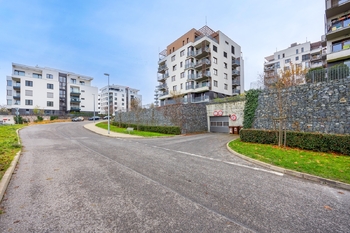 Vjezd do garáží - Pronájem bytu 2+kk v osobním vlastnictví 60 m², Praha 9 - Hrdlořezy