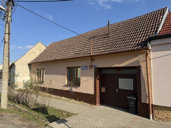 Pohled z ulice - Prodej pozemku 1594 m², Hrušovany u Brna 