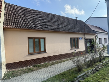 Pohled z ulice - Prodej pozemku 1594 m², Hrušovany u Brna