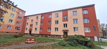 Pohled na dům z hřiště - Pronájem bytu 2+kk v osobním vlastnictví 51 m², Vyškov